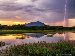 Odbicie pioruna w jeziorze Willow Lake w Arizonie