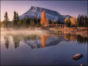 Two Jack Lake, Odbicie, Mgła, Drzewa, Góra Mount Rundle, Alberta, Mostek, Park Narodowy Banff, Las, Jezioro, Kanada