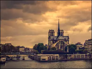 Katedra Notre Dame nad rzeką Sekwana