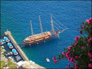 Jachty i łodzie na wybrzeżu Morza Egejskiego na Santorini