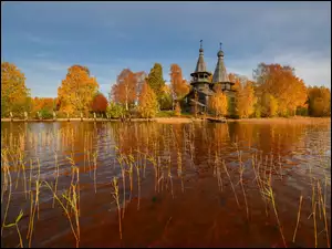 Cerkiew na rzeką we wsi Cholmuzhi jesienią