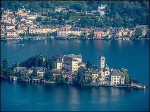 Widok z wyspy na miasto Orta we Włoszech