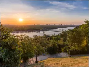 Kijów, Rzeka Dniepr, Latarnie, Ukraina, Drzewa, Zachód słońca, Most