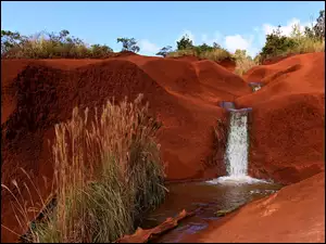 Wodospad wśród czerwonych piasków