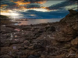 Skaliste wybrzeże Bretanii w promieniach słońca