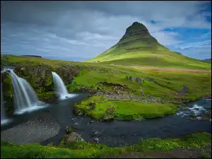 Wodospad Kirkjufell i góra Kirkjufellsfoss w Islandii