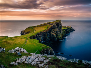 Skały, Półwysep Duirinish, Zachód słońca, Latarnia morska, Wybrzeże, Chmury, Wyspa Skye, Morze Szkockie, Neist Point Lighthouse, Klif, Szkocja