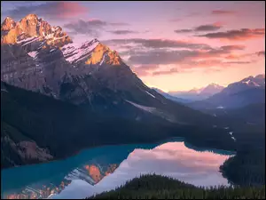 Rozświetlone góry Canadian Rockies nad jeziorem Peyto
