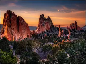 Stany Zjednoczone, Skały, Kolorado, Garden of the Gods, Colorado Springs, Drzewa, Formacje skalne, Wschód słońca, Park