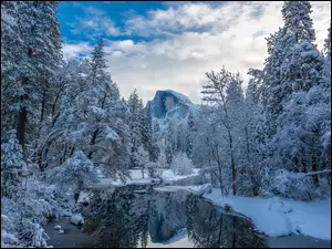 Rzeka Merced, Stany Zjednoczone, Zima, Drzewa, Stan Kalifornia, Góry, Chmury, Park Narodowy Yosemite