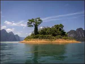Wyspa na jeziorze Khao Sok w Tajlandii