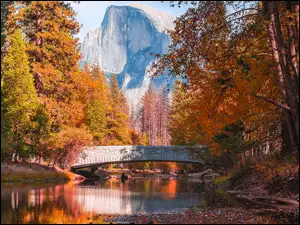 Jesień, Rzeka, Most, Half Dome, Kalifornia, Stany Zjednocznone, Góry, Park Narodowy Yosemite, Góra, Drzewa