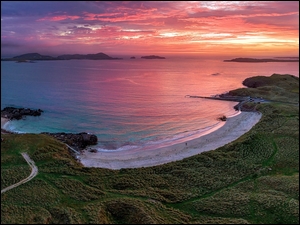 Zachód słońca na plaży Tra Dhearg w Irlandii