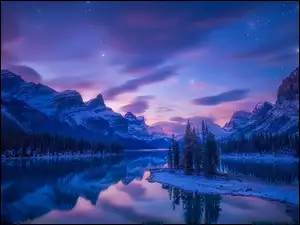 Góry, Lasy, Gwiazdy, Zima, Jezioro, Alberta, Drzewa, Park Narodowy Jasper, Chmury, Maligne Lake, Kanada