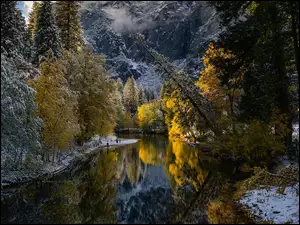 Stany Zjednoczone, Drzewa, Stan Kalifornia, Śnieg, Góry, Rzeka, Merced River, Jesień, Park Narodowy Yosemite