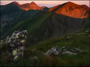 Oświetlone górskie szczyty