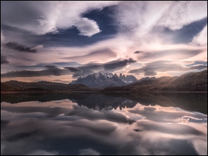Zachmurzone niebo nad górami i jeziorem w Patagonii