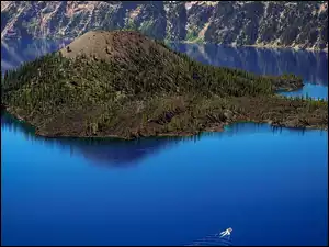 Zalesiona wyspa Czarodzieja na jeziorze Kraterowym