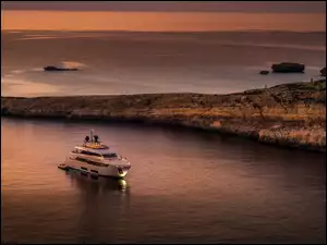 Jacht wypływający do zatoki Dwejra Bay na Malcie
