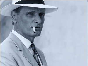 Viggo Mortensen z papierosem i kapelusz