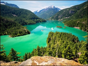 Zielone lasy wokół jeziora Diablo Lake w Parku Narodowym Północnych Gór Kaskadowych