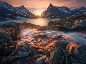 Zachód słońca nad jeziorem w górach Jotunheimen w Norwegii