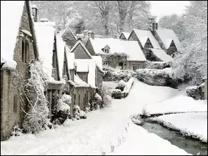 Angielska wieś Bibury nad rzeką Coln zimową porą