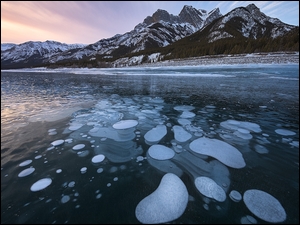 Kra lodowa na jeziorze Abraham Lake w Kanadzie