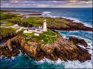 Latarnia morska, Fanad Head Lighthouse, Irlandia Północna, Morze, Portsalon, Chmury, Skały
