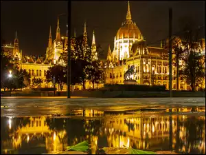 Oświetlony Parlament i pomnik konny Franciszka II Rakoczego w nocnym Budapeszcie