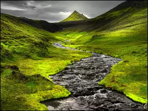 Zielone łąki nad rzeką w Islandii