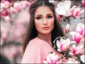 Dziewczyna z kwitnącą magnolią