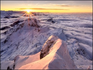 Szczyty, Góry, Opadająca, Promienie słońca, Śnieg, Mgła