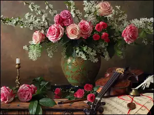 Bukiet róż i kwitnących gałązek w wazonie obok skrzypiec
