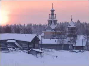 Zimowy wschód słońca we wsi Kimzha