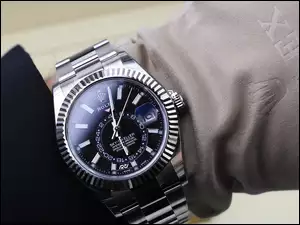 Dłoń w rękawiczce i zegarek Rolex Datejust