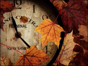 Zegar wśród jesiennych liści