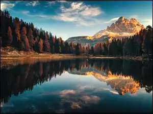 Jezioro Lago z górami we Włoszech jesienią