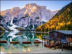 Dolomity, Południowy Tyrol, Góry, Łódki, Drewniany, Włochy, Pragser Wildsee, Lasy, Jezioro, Lago di Braies, Drzewa, Domek