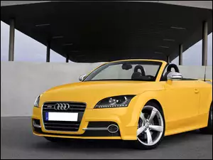 Żółte Audi TTS Cabrio