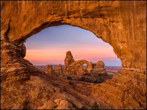 Formacja skalna Turret Arch o wschodzie słońca