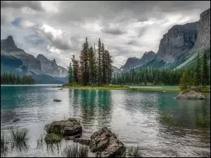 Góry, Alberta, Drzewa, Wyspa Duchów, Chmury, Park Narodowy Jasper, Jezioro, Kanada, Maligne Lake