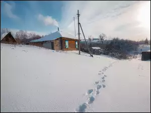 Dom i ślady w śniegu