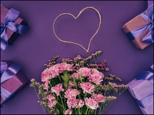 Serca, bukiet goździków i prezenty na fioletowym tle
