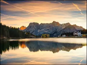 Włochy, Dolomity, Region Cadore, Domy, Cortina dAmpezzo, Jezioro, Misurina Lake, Góry, Grand Hotel Misurina