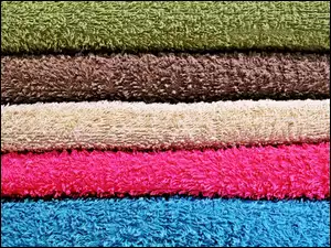 Poukładane kolorowe ręczniki frote