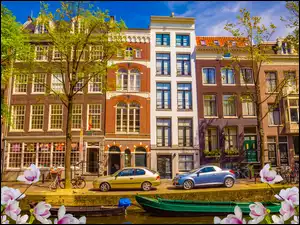 Ulica nad kanałem w Amsterdamie wiosną