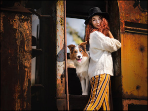 Dziewczyna z psem w starym wagonie pociągu