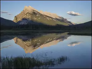 Niebo, Park Narodowy Banff, Chmury, Trawy, Alberta, Jezioro, Góry, Canadian Rockies, Wschód słońca, Vermilion Lake, Kanada, Mount Rundle, Góra