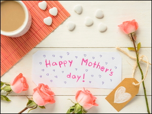 Róże i kawa z kartką na Dzień Matki